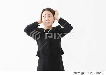 喪服を着た女性 葬儀イメージ 喪服を着た女性 葬儀イメージ 134000845