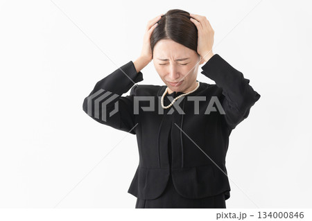 喪服を着た女性 葬儀イメージ 喪服を着た女性 葬儀イメージ 134000846