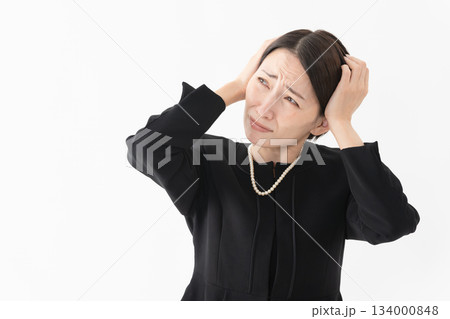 喪服を着た女性　葬儀イメージ 134000848