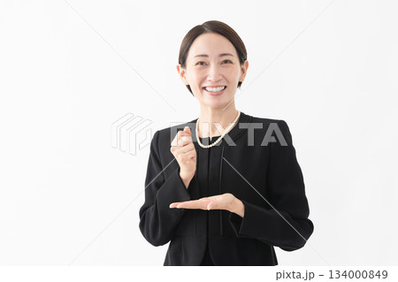 喪服を着た女性　葬儀イメージ 134000849