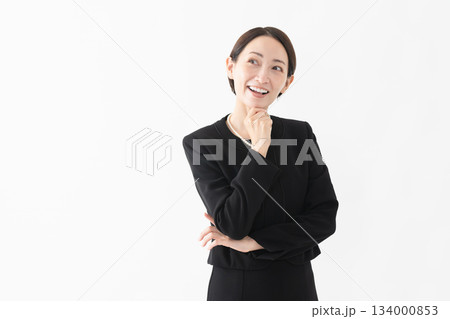 喪服を着た女性　葬儀イメージ 134000853