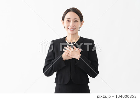 喪服を着た女性　葬儀イメージ 134000855
