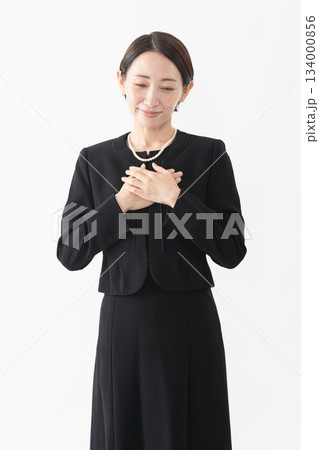 喪服を着た女性　葬儀イメージ 134000856
