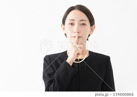 喪服を着た女性　葬儀イメージ 134000868