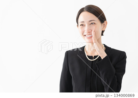 喪服を着た女性 葬儀イメージ 喪服を着た女性 葬儀イメージ 134000869