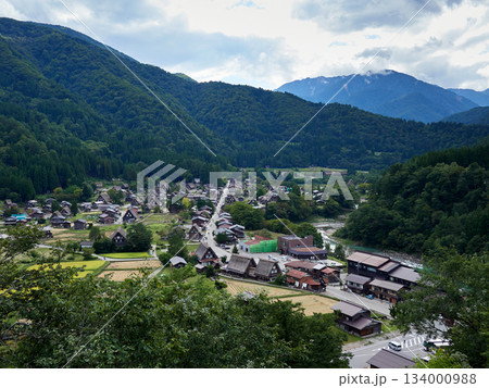 展望台から見た夏の世界遺産白川郷の全景風景 展望台から見た夏の世界遺産白川郷の全景風景 134000988
