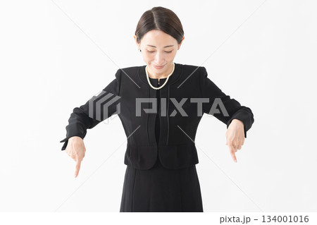喪服を着た女性 葬儀イメージ 喪服を着た女性 葬儀イメージ 134001016