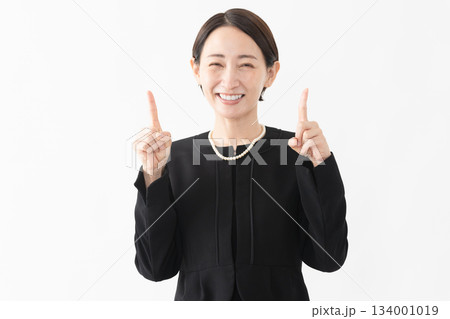 喪服を着た女性 葬儀イメージ 喪服を着た女性 葬儀イメージ 134001019