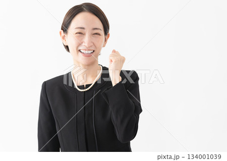 喪服を着た女性 葬儀イメージ 喪服を着た女性 葬儀イメージ 134001039