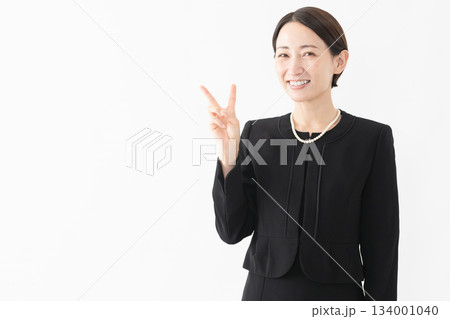 喪服を着た女性 葬儀イメージ 喪服を着た女性 葬儀イメージ 134001040