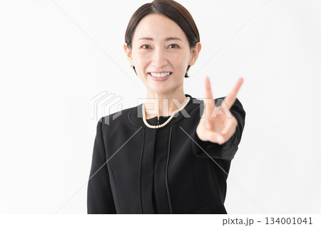 喪服を着た女性 葬儀イメージ 喪服を着た女性 葬儀イメージ 134001041