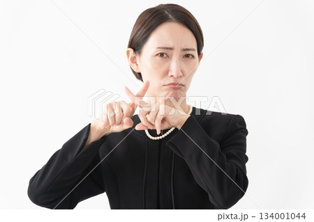 喪服を着た女性 葬儀イメージ 喪服を着た女性 葬儀イメージ 134001044