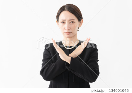 喪服を着た女性 葬儀イメージ 喪服を着た女性 葬儀イメージ 134001046