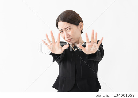 喪服を着た女性 葬儀イメージ 喪服を着た女性 葬儀イメージ 134001058