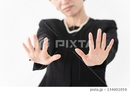 喪服を着た女性　葬儀イメージ 134001059