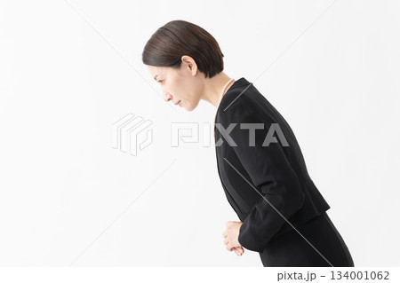 喪服を着た女性 葬儀イメージ 喪服を着た女性 葬儀イメージ 134001062