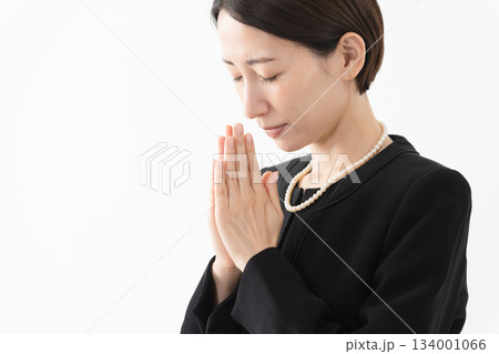 喪服を着た女性　葬儀イメージ 134001066