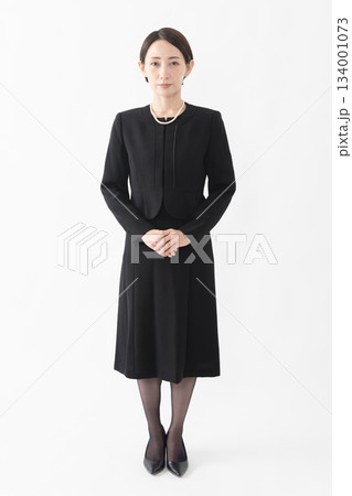 喪服を着た女性　葬儀イメージ 134001073