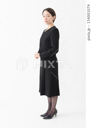 喪服を着た女性　葬儀イメージ 134001074
