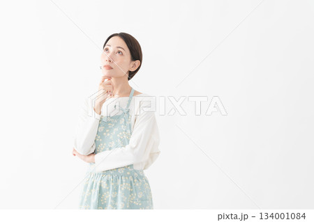 エプロンを着た女性 ライフスタイルイメージ エプロンを着た女性 ライフスタイルイメージ 134001084