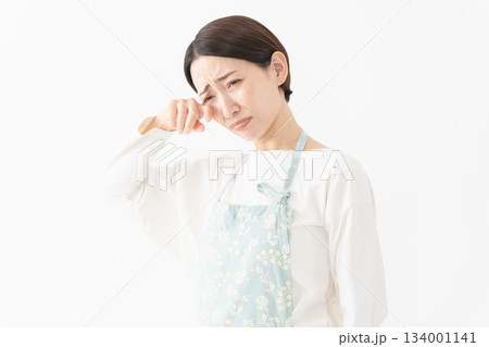 エプロンを着た女性 ライフスタイルイメージ エプロンを着た女性 ライフスタイルイメージ 134001141