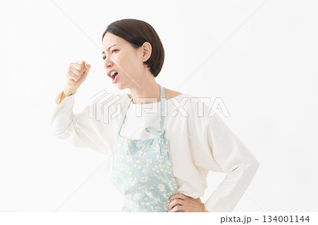 エプロンを着た女性　ライフスタイルイメージ 134001144