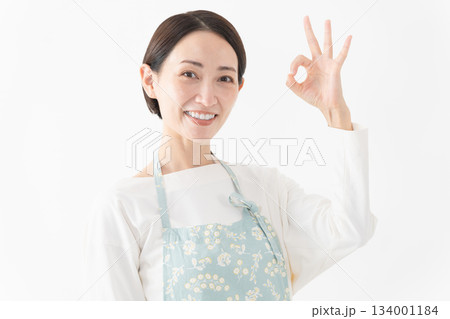 エプロンを着た女性　ライフスタイルイメージ 134001184