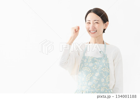 エプロンを着た女性 ライフスタイルイメージ エプロンを着た女性 ライフスタイルイメージ 134001188