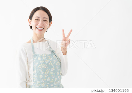 エプロンを着た女性　ライフスタイルイメージ 134001196