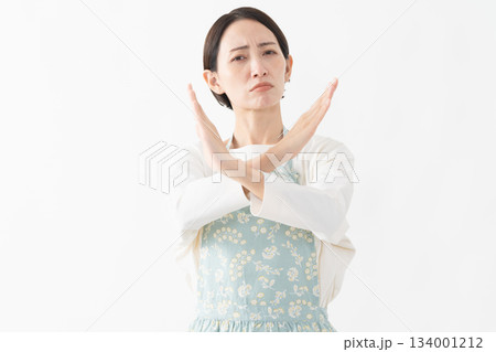エプロンを着た女性　ライフスタイルイメージ 134001212