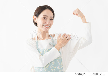 エプロンを着た女性　ライフスタイルイメージ 134001265