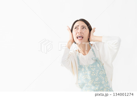 エプロンを着た女性 ライフスタイルイメージ エプロンを着た女性 ライフスタイルイメージ 134001274