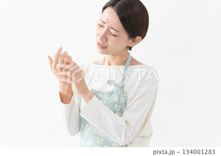 エプロンを着た女性　ライフスタイルイメージ 134001283