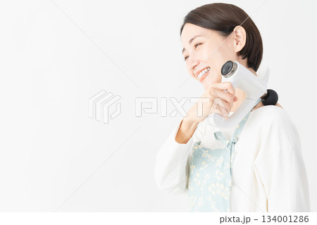 エプロンを着た女性 ライフスタイルイメージ エプロンを着た女性 ライフスタイルイメージ 134001286