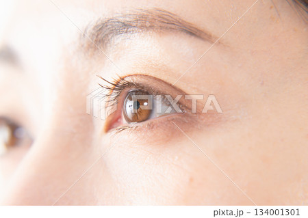 女性の目のクローズアップ　ビューティイメージ 134001301