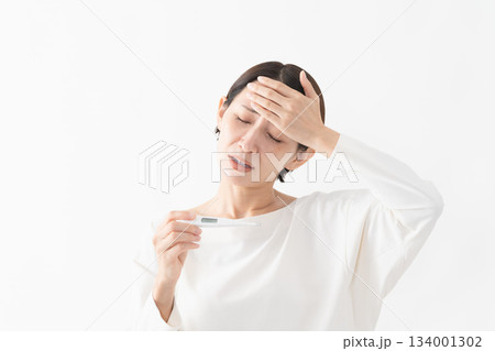体温計を使う女性　健康イメージ 134001302