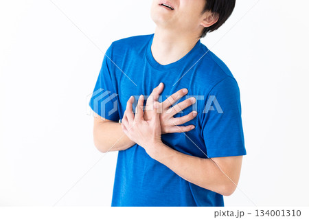 胸の痛みに苦しむTシャツ姿のミドル男性 胸の痛みに苦しむTシャツ姿のミドル男性 134001310