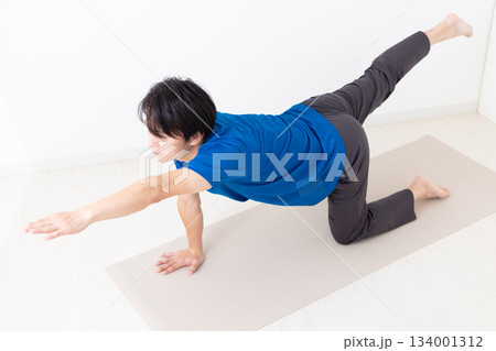 パードドックの筋トレをするTシャツ姿のミドル男性 134001312