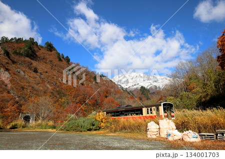 田子倉無料休憩所から望む初冠雪した浅草岳と只見線 134001703