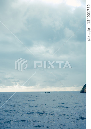 フェリー甲板から見る大海原と青空の風景 フェリー甲板から見る大海原と青空の風景 134001780