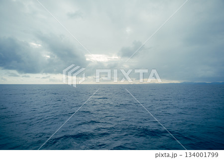 フェリー甲板から見る大海原と青空の風景 フェリー甲板から見る大海原と青空の風景 134001799