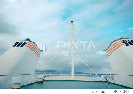 フェリー甲板から見る大海原と青空の風景 134001801
