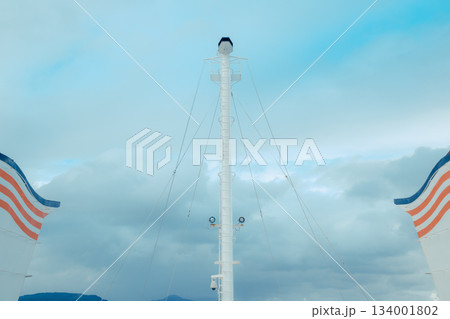 フェリー甲板から見る大海原と青空の風景 134001802