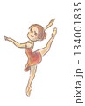 赤い衣装でバレエを踊るバレリーナ 134001835