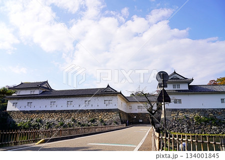 滋賀　彦根　彦根城　佐和口から二の丸佐和口多聞櫓（晩秋） 134001845