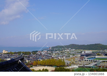 滋賀　彦根　彦根城　天守から見た総合スポーツ公園や磯山、琵琶湖と長浜市（北方向）（晩秋） 134001866