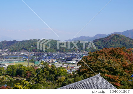 滋賀　彦根　彦根城　天守から見た野球場と佐和山（佐和山城）（東方向）（晩秋） 134001867