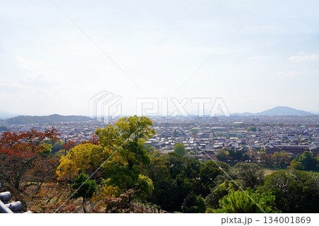 滋賀 彦根 彦根城 天守から見た大手門方向の市街地と荒神山、雨壷山(南西方向)(晩秋) 滋賀 彦根 彦根城 天守から見た大手門方向の市街地と荒神山、雨壷山(南西方向)(晩秋) 134001869
