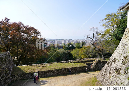 滋賀 彦根 彦根城 廊下橋から見た大堀切と大手山道(西方向)(晩秋) 滋賀 彦根 彦根城 廊下橋から見た大堀切と大手山道(西方向)(晩秋) 134001888
