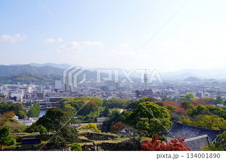 滋賀　彦根　彦根城　天守から見た表門や彦根駅、野田山（南東方向）（晩秋） 134001890